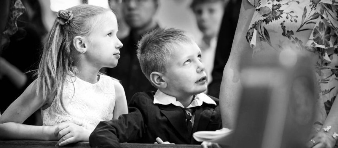 049-kids-silly-face-during-wedding-at-church